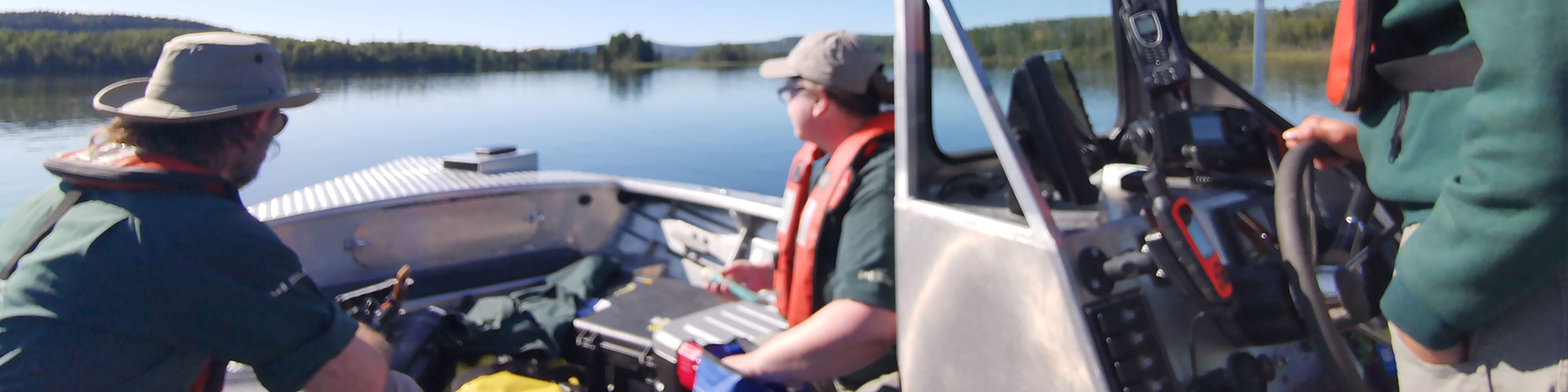 Le personnel de Parcs Canada se prépare pour une enquête CRM dans la baie de Nipigon.