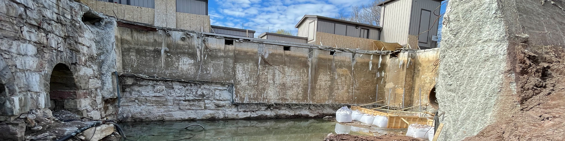 Le réservoir de la centrale avec l’ouverture de la conduite forcée à droite et deux ouvertures de vannes dans la centrale à gauche.