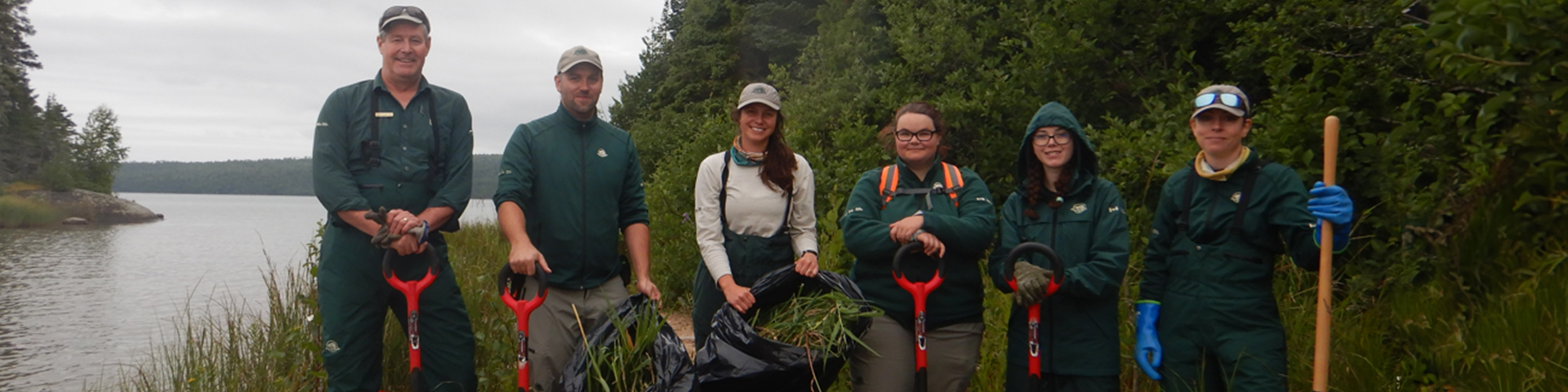 Le personnel, y compris Violet, après l'élimination des phragmites envahissants.