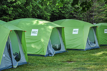 Tentes de nuit d'initiation au camping