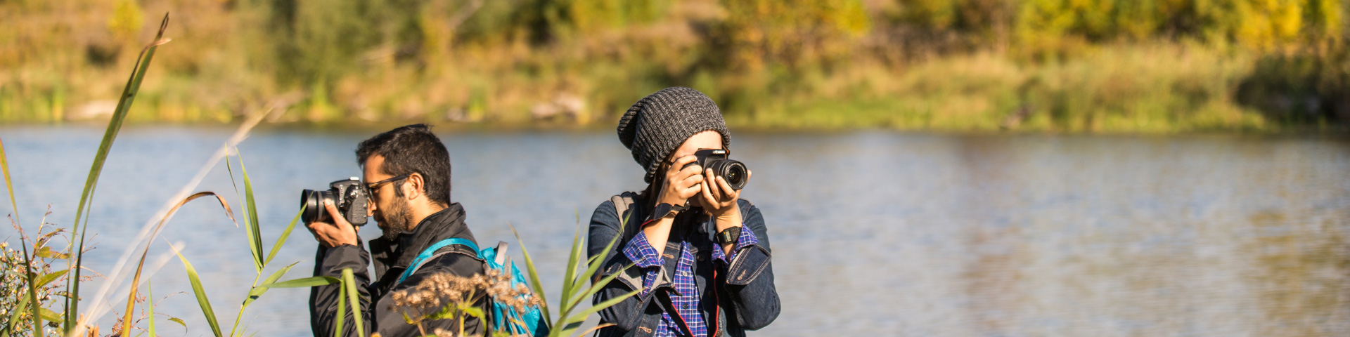 Deux photographes prennent des photos près du marais de la Rouge