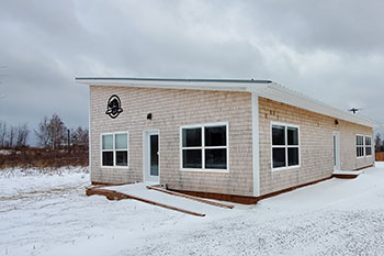 Le centre des activités hivernales en terrain de camping Cavendish, dans le parc national de l'Île-du-Prince-Édouard, avec de le neige au sol. 