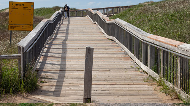 Une longue rampe mène de la route aux dunes de sable.