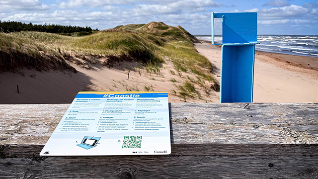 Images de l'initiative #Coastie à Brackley Beach, en collaboration avec l'Université de Windsor, pour surveiller les changements côtiers et mieux comprendre les impacts du changement climatique.
