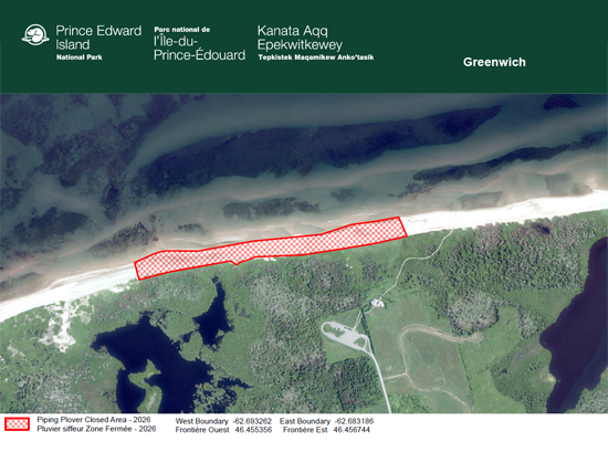 Une carte topographique de la plage principale de Greenwich.  Marques hachurées rouges à montrer un section de a plage délimité par les coordonnées suivantes: à l’ouest latitude 46.455356 et longitude -62.693262, et à l’est latitude 46.456744 et longitude -62.683186 jusqu’au bord de l’eau.