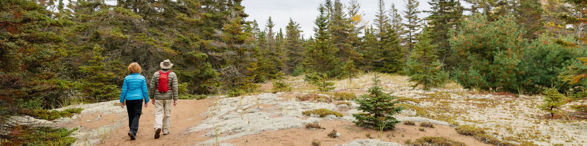 Deux femmes dans un sentier regardent au loin. 