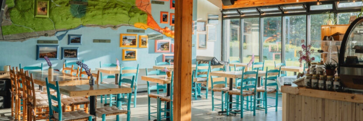 Intérieur du petit café de l'anse. 