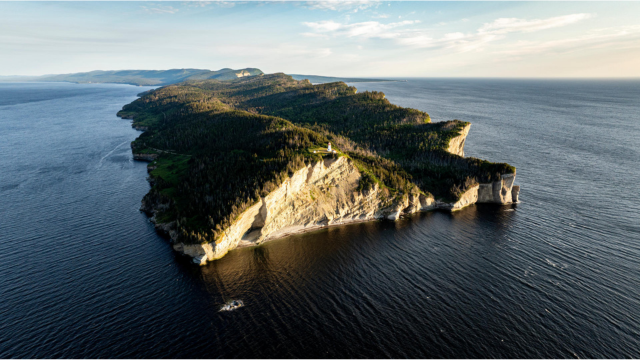 Vue aérienne de la péninsule du parc national Forillon et du cap Gaspé.