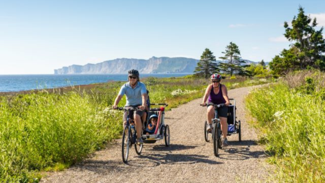 Visitors enjoying the Du Banc trail with their bike and baby-trailer.