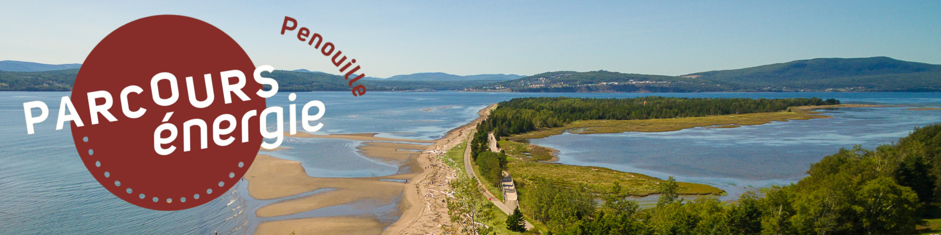 Vue aérienne d'une flèche de sable avec, à gauche, un logo circulaire où est inscrit Parcours énergie Penouille.