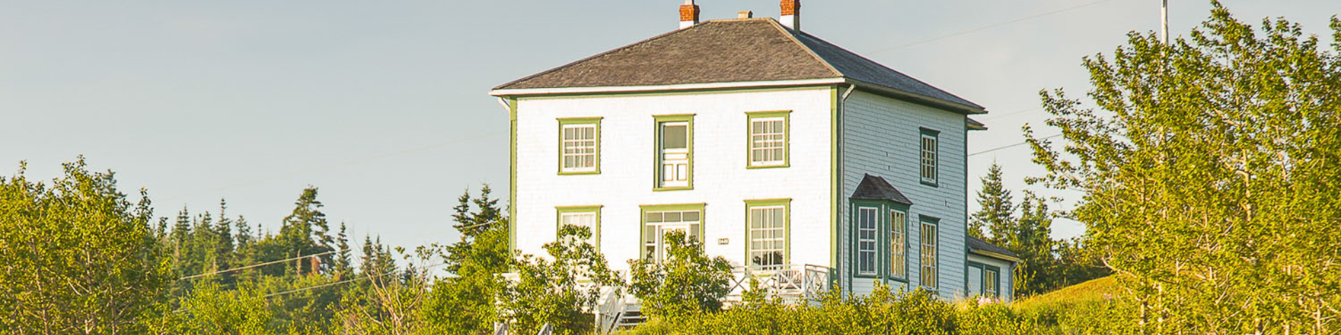 Maison de type four-square à flanc de côteau.