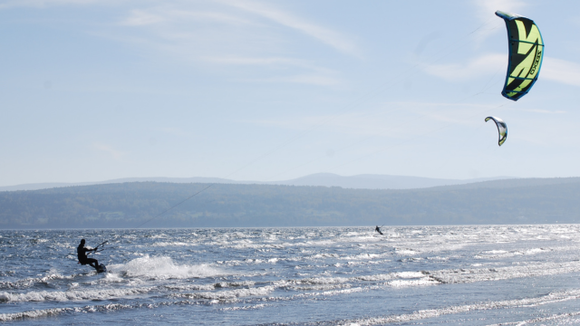 A kitesurf enthusiast enjoys the water and wind of Penouille.
