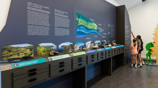 Children explore the geological display explaining the secrets of Forillon’s rocks. 