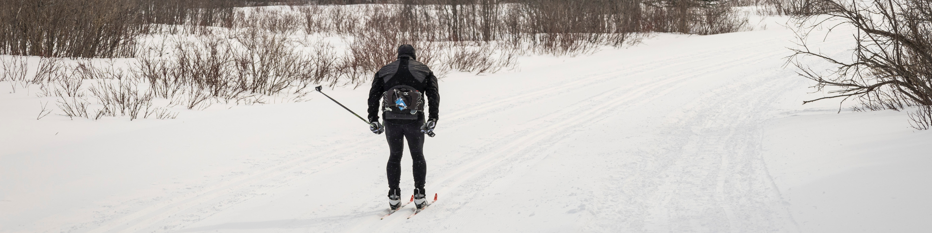 Fondeur sur un sentier de ski tracé. 