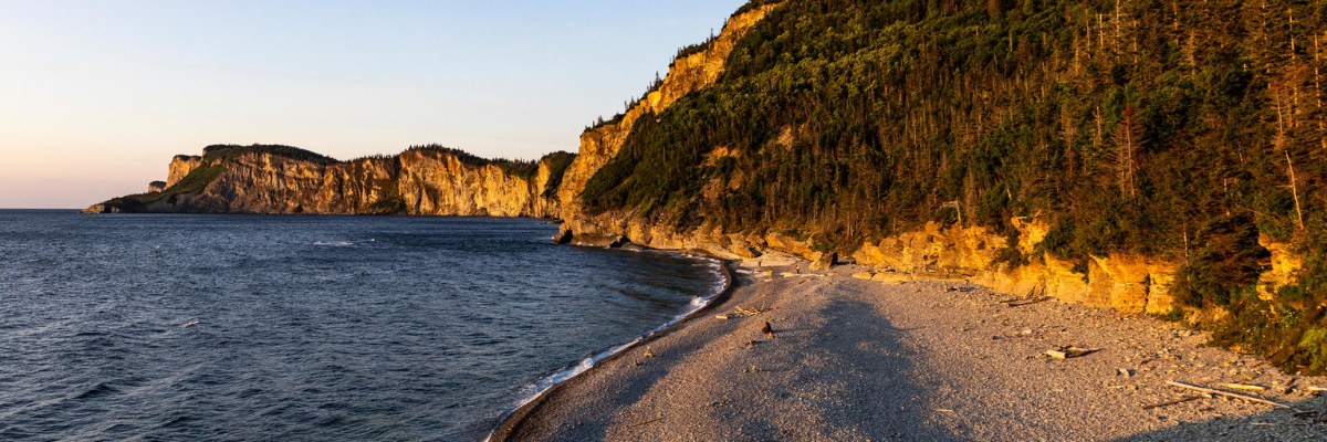 Falaises de Cap-Bon-Ami et plage de galets au lever du soleil.