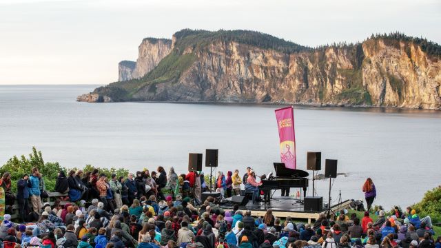 Spectators are outside, enjoying the artist Clo Pel-Gag at Cap Bon-Ami