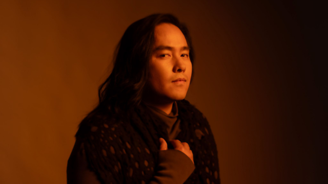 Portrait of the Indigenous singer Aysanabee.