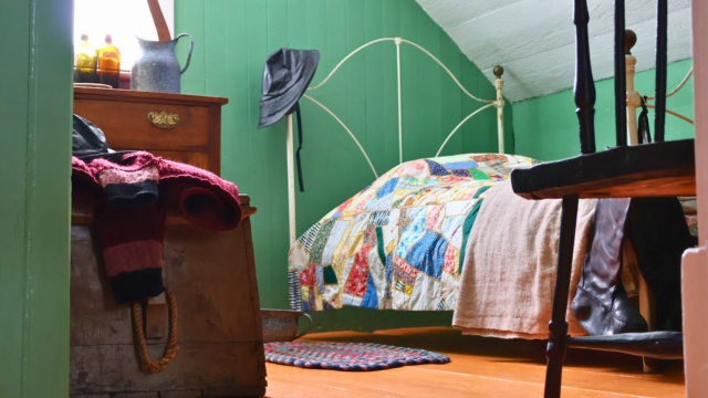 Reconstitution of a bedroom in a heritage house in the Gaspé Peninsula. 