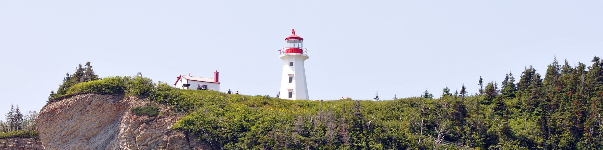 Phare et bâtiments.