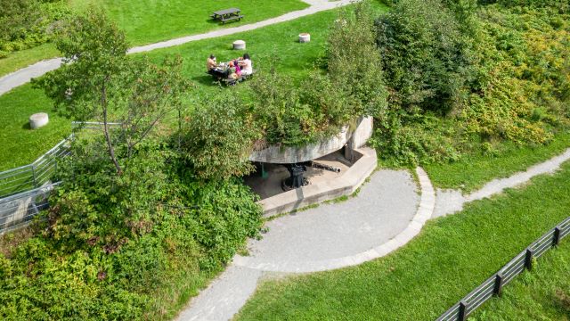 Vue aérienne d'une casemate de béton entourée de verdure.