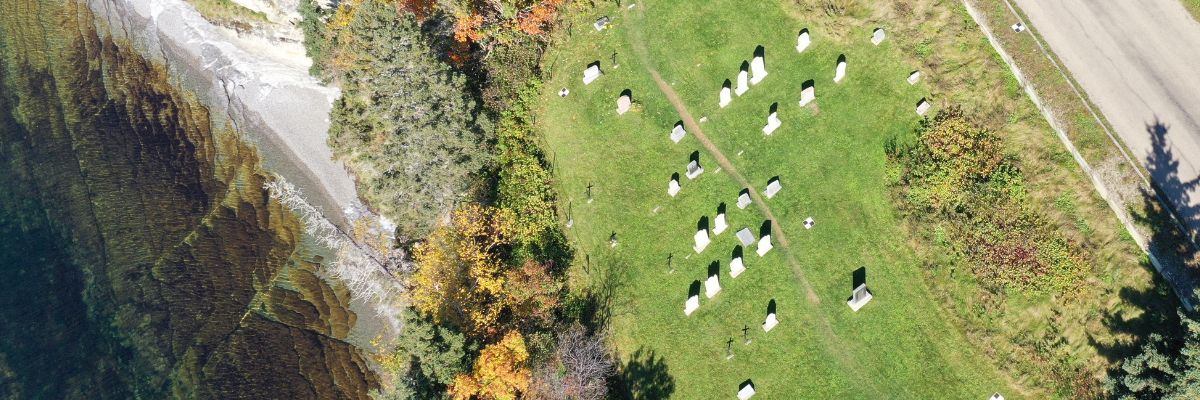 Vue aérienne d'un cimetière près de la baie de Gaspé. 