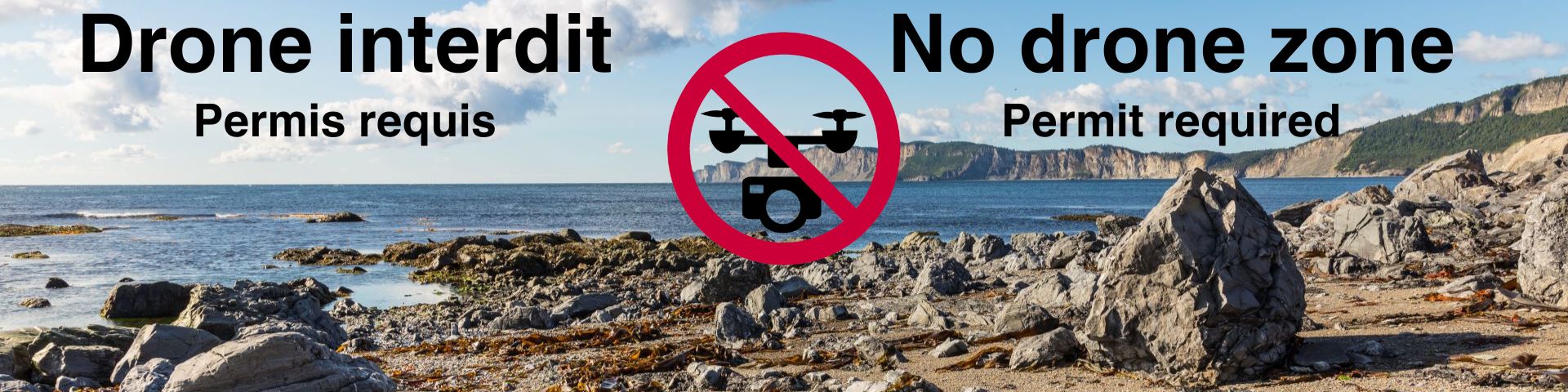 Paysage côtier sur laquelle est inscrit Drone interdit, Permis requis avec, au centre, un icone de drone barré en rouge. 