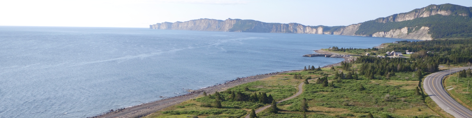 Vue aérienne du golfe et des falaises de Forillon au loin.