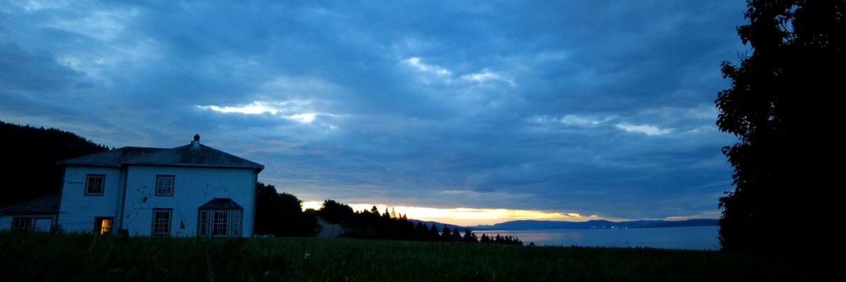 Vieille maison à flanc de côteau au crépuscule