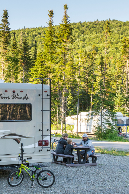 A family lunching at a pull-through campsite at Petit-Gaspé.