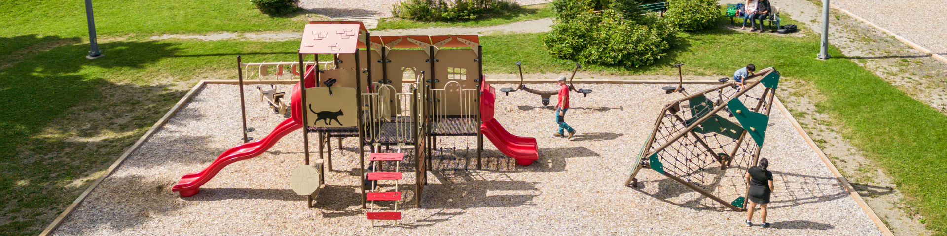 Terrain de jeu avec des enfants qui jouent. 