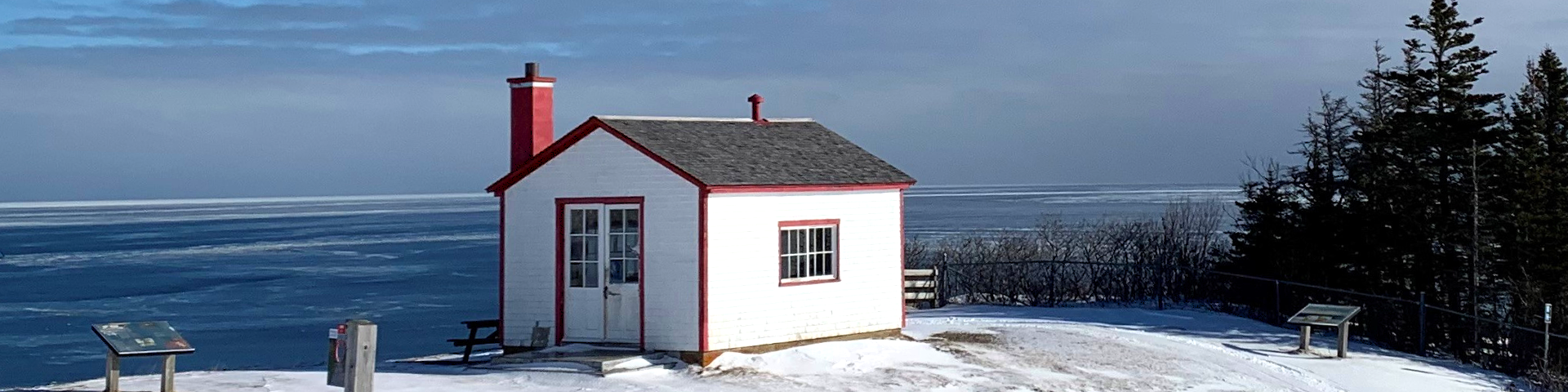 Hangar de la corne de brume, blanc et rouge, à Cap-Gaspé. 