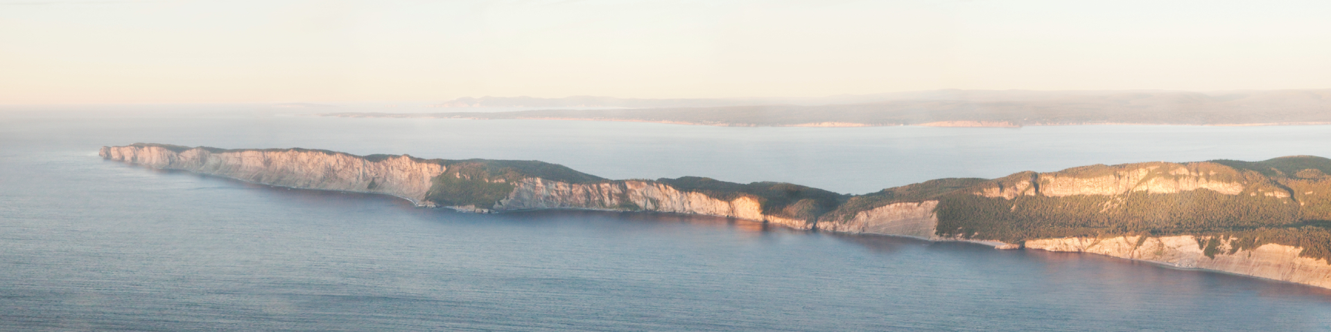 Vue aérienne d'une péninsule avec ses falaises. 