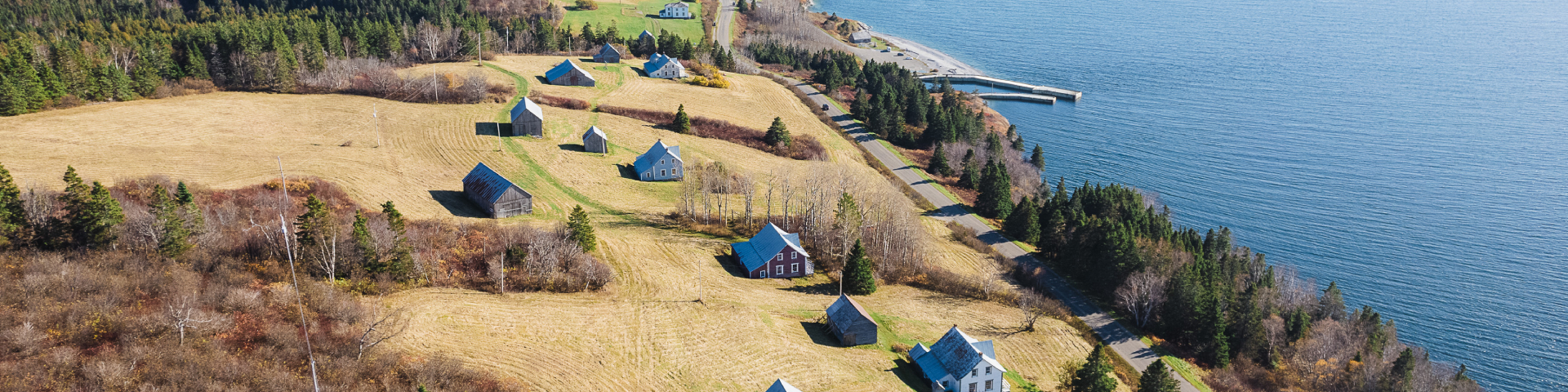 Vue aérienne de maisons à flanc de côteau près de la mer. 