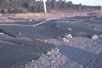 Route du banc brisée par la mer