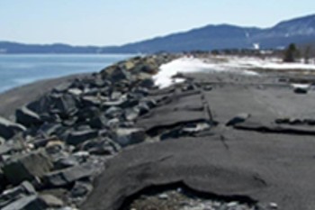Route du banc brisée par la mer