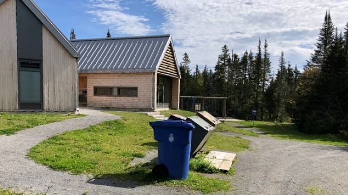 The entrance to the service building from loop D of the Petit-Gaspé campsite