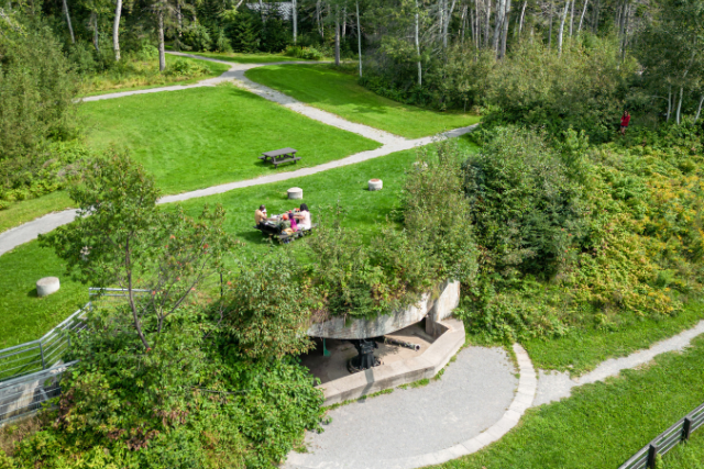 The compacted stone dust paths make it easy to access the Fort-Péninsule site.