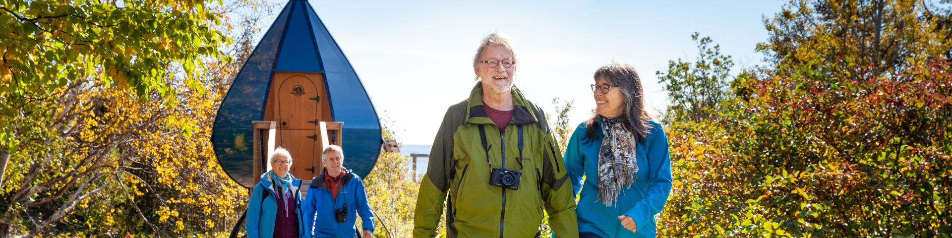 Deux couples souriants quittent leur hébergement oasis.