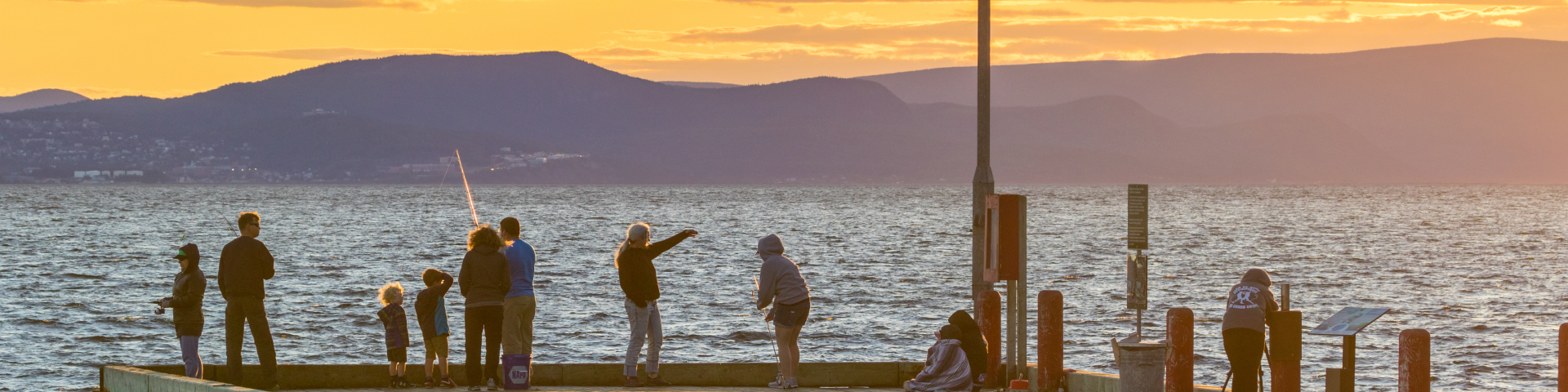 Un voilier circule devant les yeux des visiteurs sur le quai