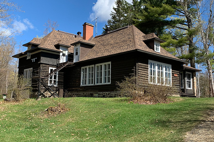 W8banaki lodge, seen from the outside, in summer.