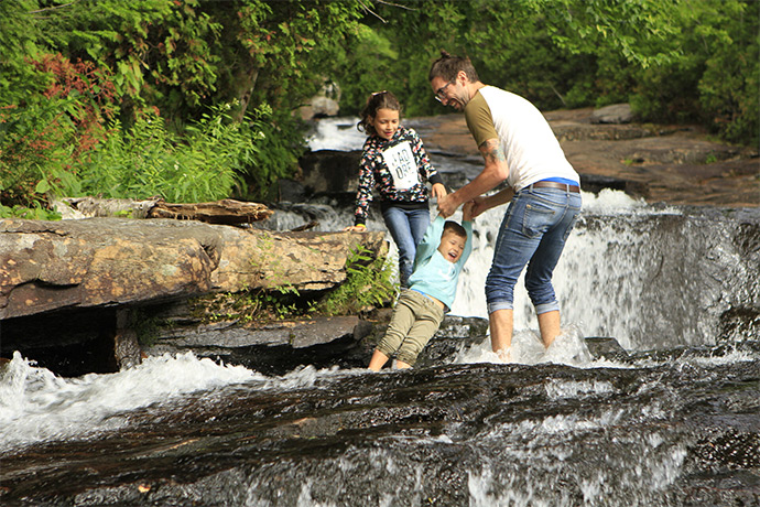 A family plays in the Cascades.