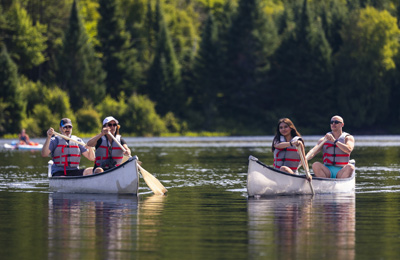 Des canoteurs se promènent sur un lac en été.