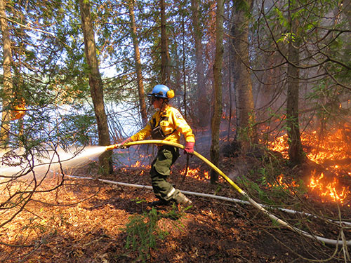 Parks Canada employee controls spread of prescribed fire