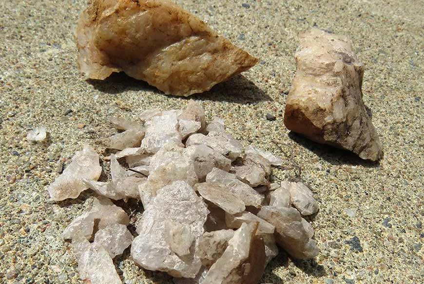 Quartzite chips and quartz pieces.