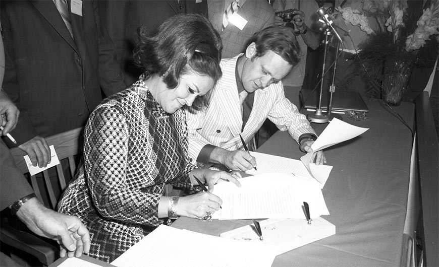 Claire Kirkland-Casgrain and the Honourable Jean Chrétien sign the agreement.