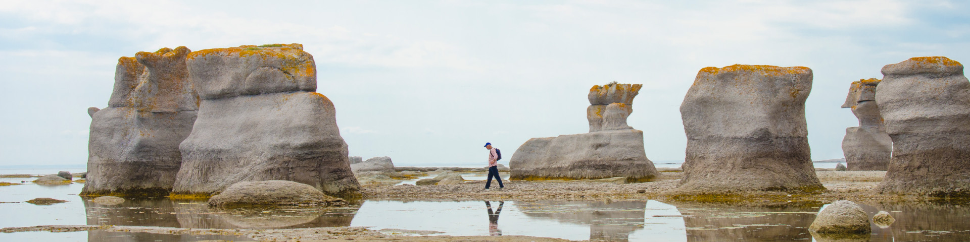 Un homme marche autour des monolithes