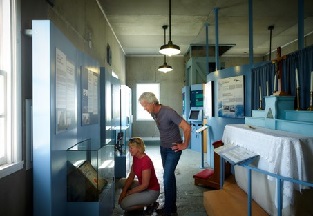 Un couple visite l’exposition « Vivre aux Perroquets »