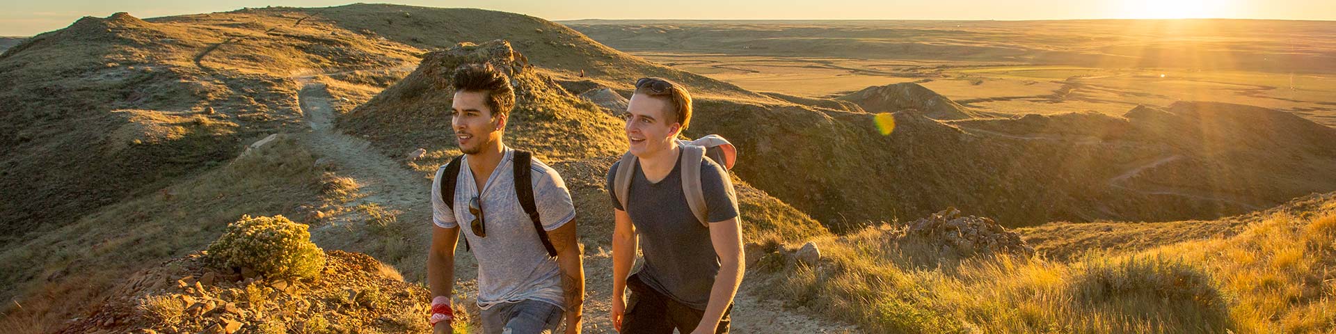 De jeunes adultes en randonnée sur le sentier de Butte-70-Mile du bloc Ouest, dans le parc national des Prairies. 