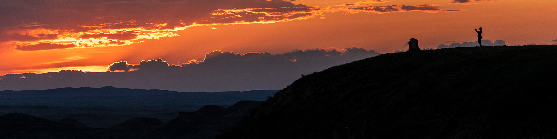 Scènes du coucher de soleil le long de la Promenade des Badlands du bloc est dans le parc national des Prairies.