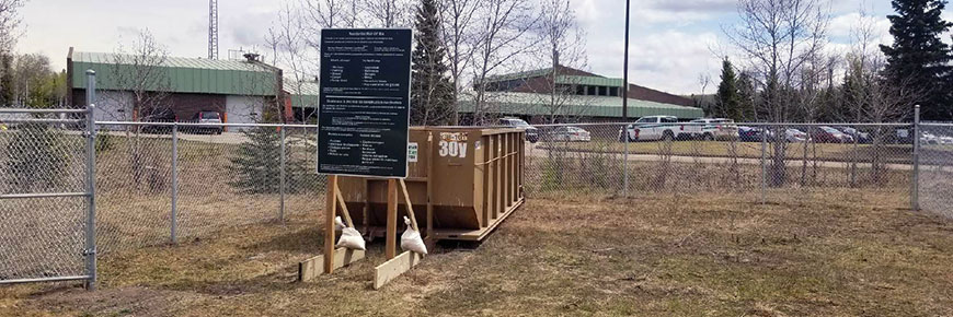 Le conteneur à déchets de construction situé près du centre des opérations de Parcs Canada.